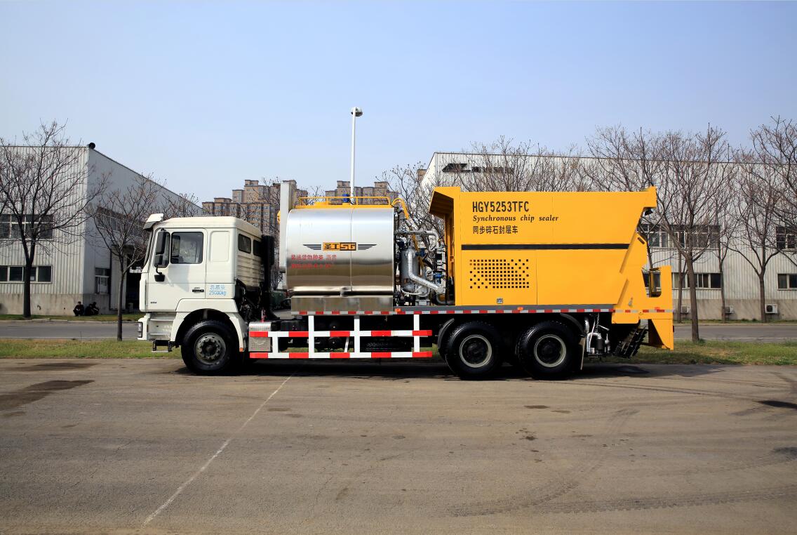 HGY5253TFC Synchronous Chip Sealer Truck