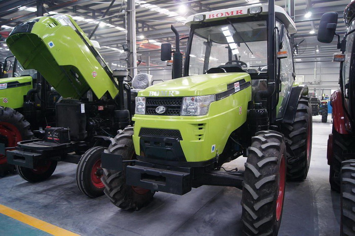 Agricultural Tractor with Single Hydraulic Output Pair