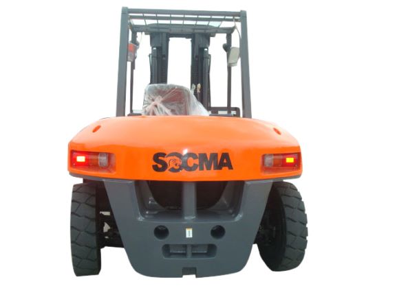 Forklift ergonomic cabin and controls