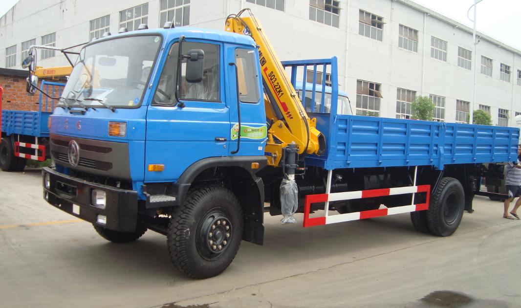 8 tons truck with crane - Image 4
