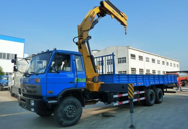 8-Ton Truck with Crane