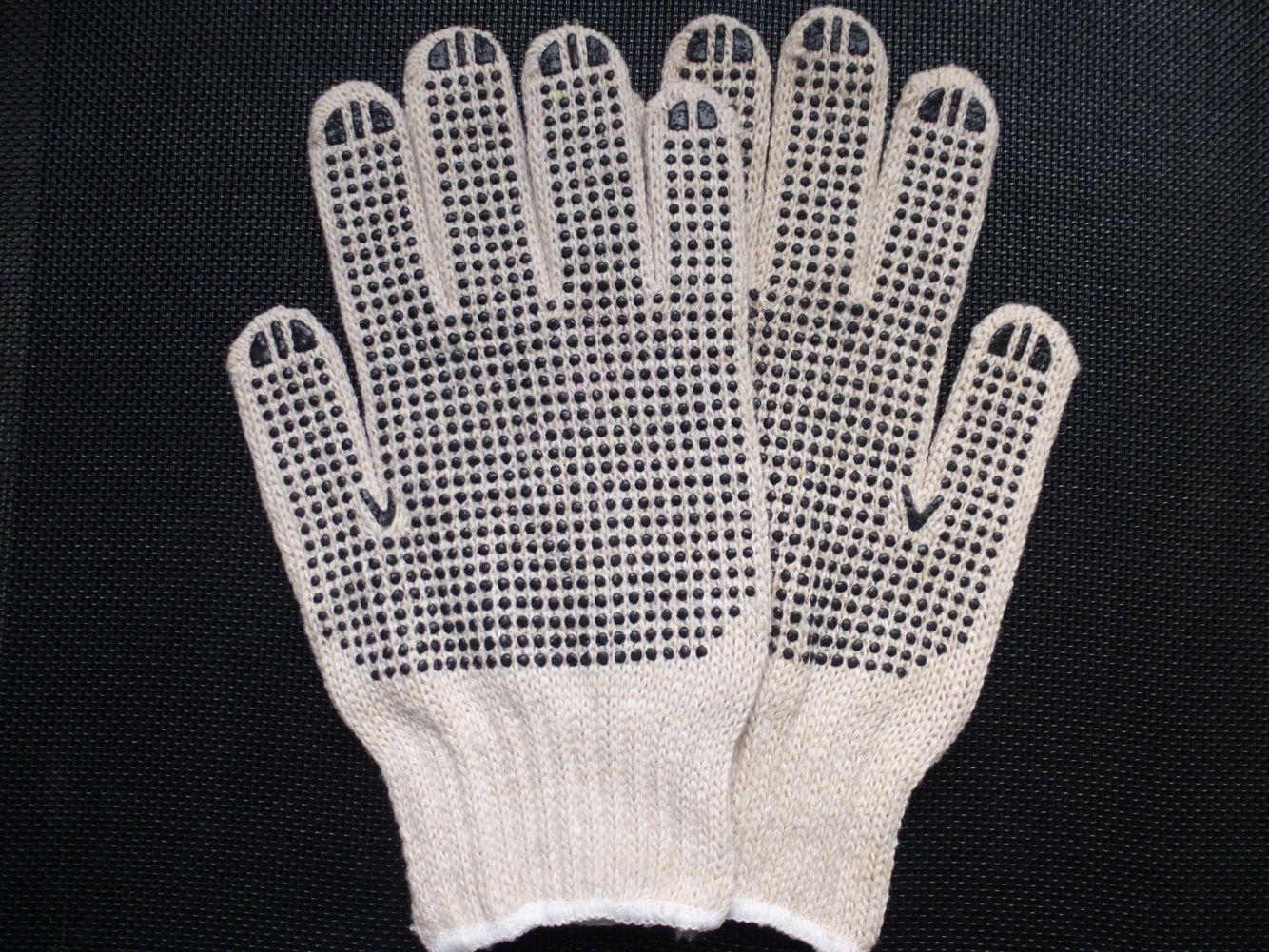 800g/dozen natural white knitted cotton glove with one side pvc dots - Image 2