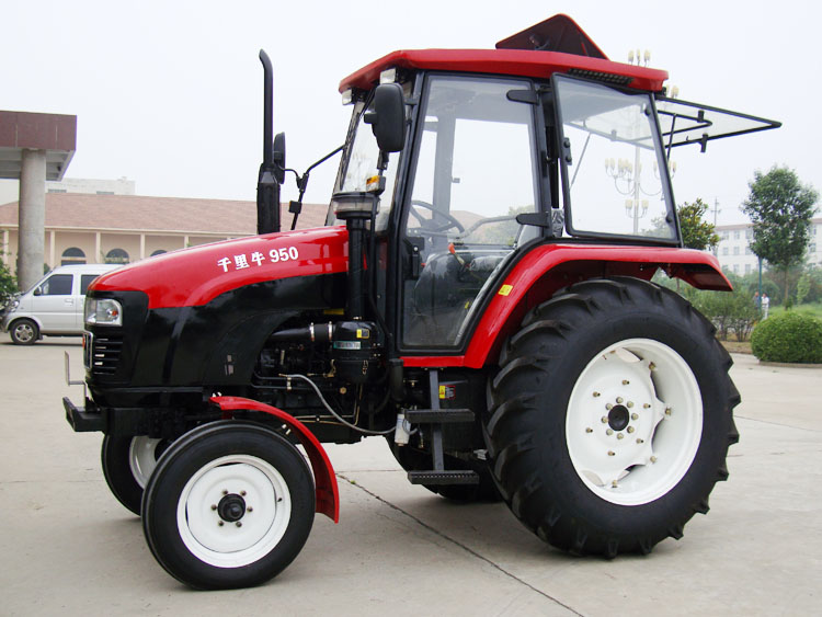 Agricultural Wheel Tractor with Enclosed Cab