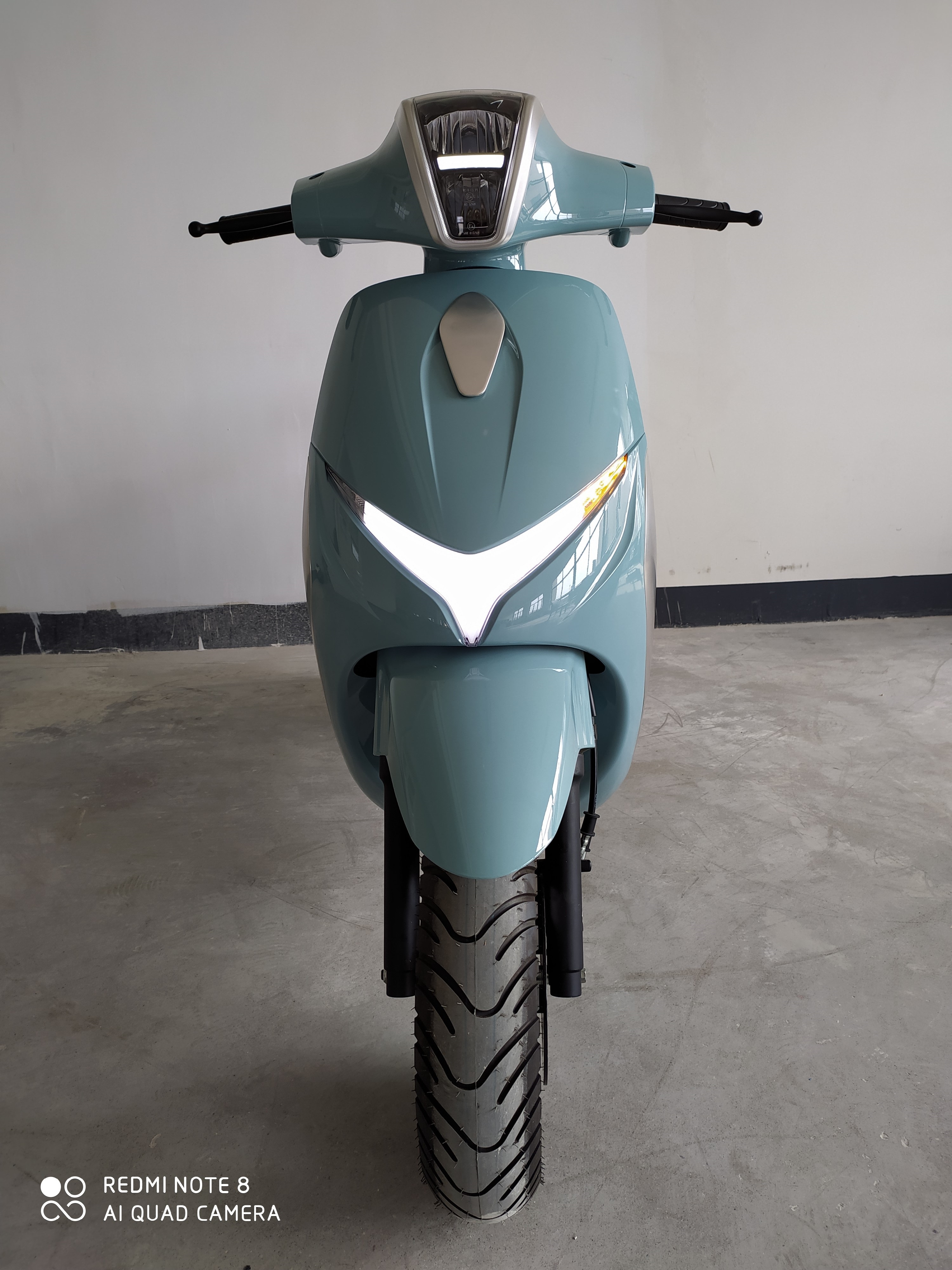 Side profile of the 2000W electric motorcycle