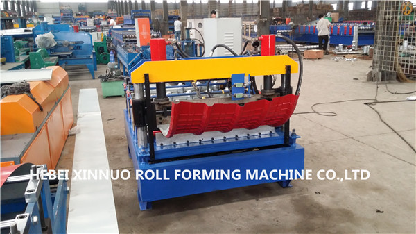 Detailed view of the roller and forming tool assembly