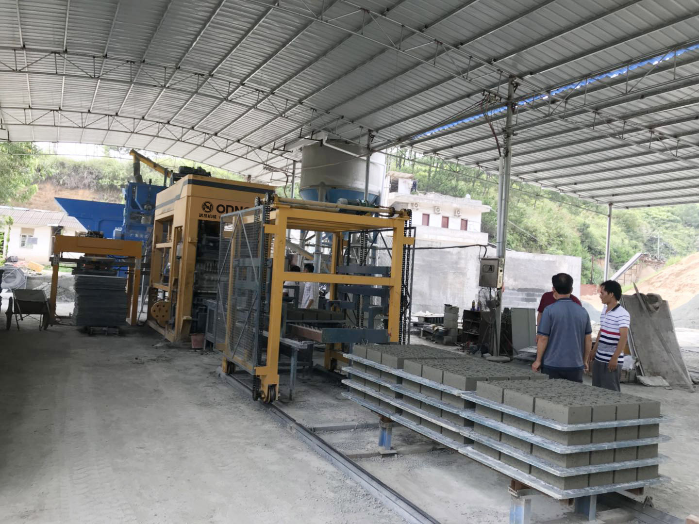 Automatic cement block forming machine for pavers and bricks