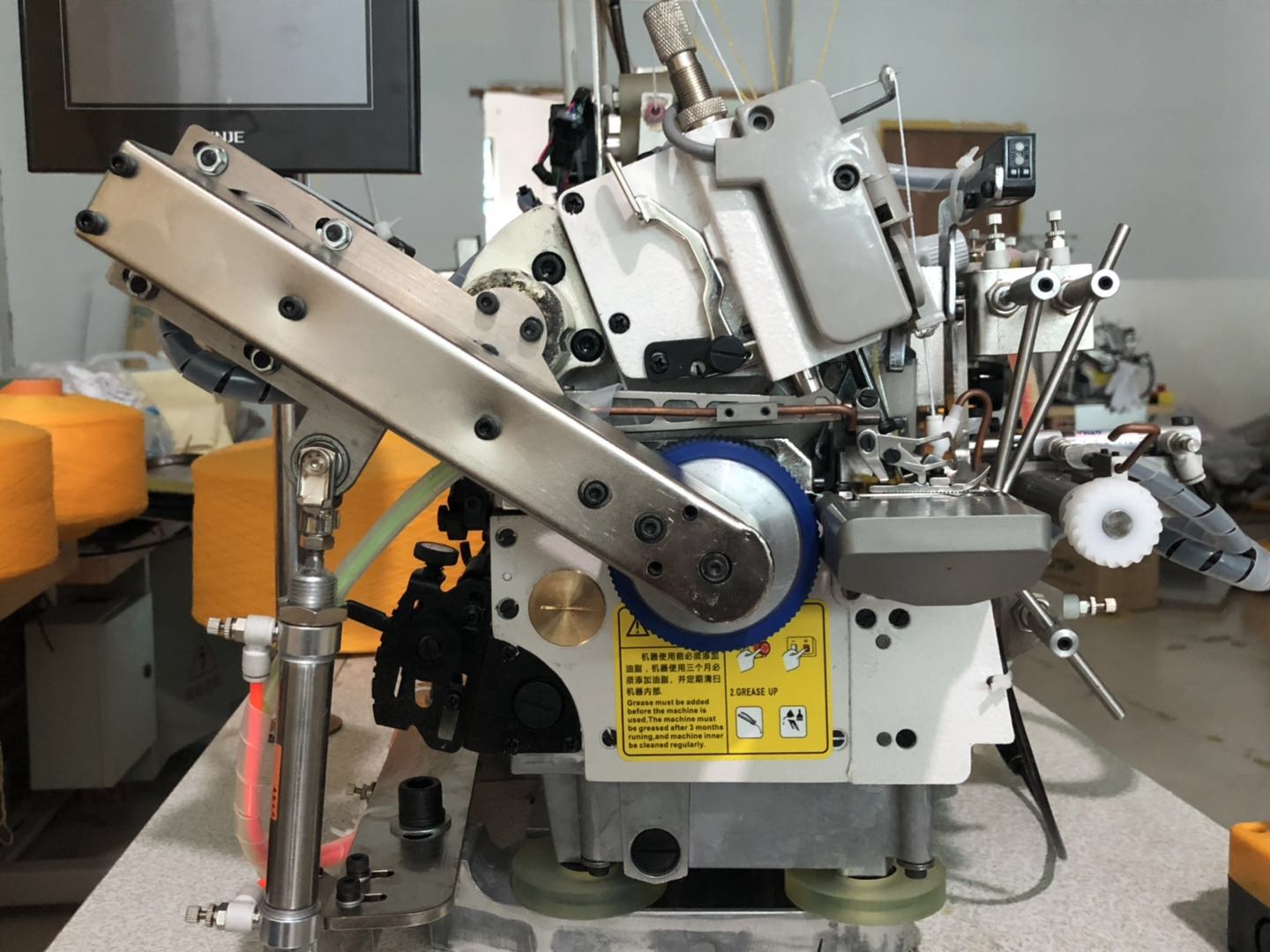Automatic glove lockstitch machine - Image 2
