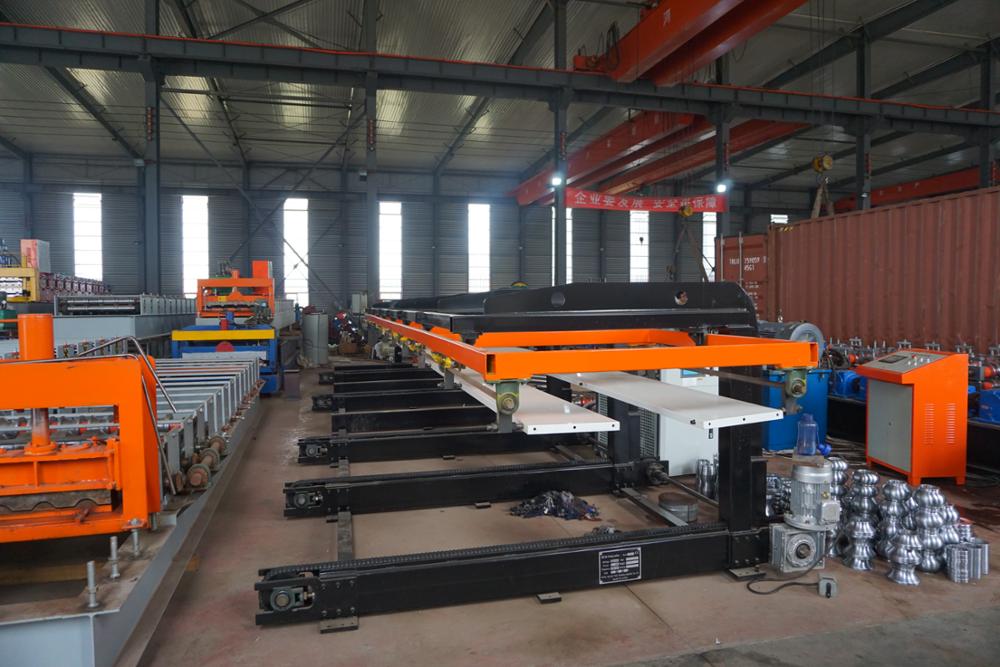 Automatic roof panel stacker integrated with a production line