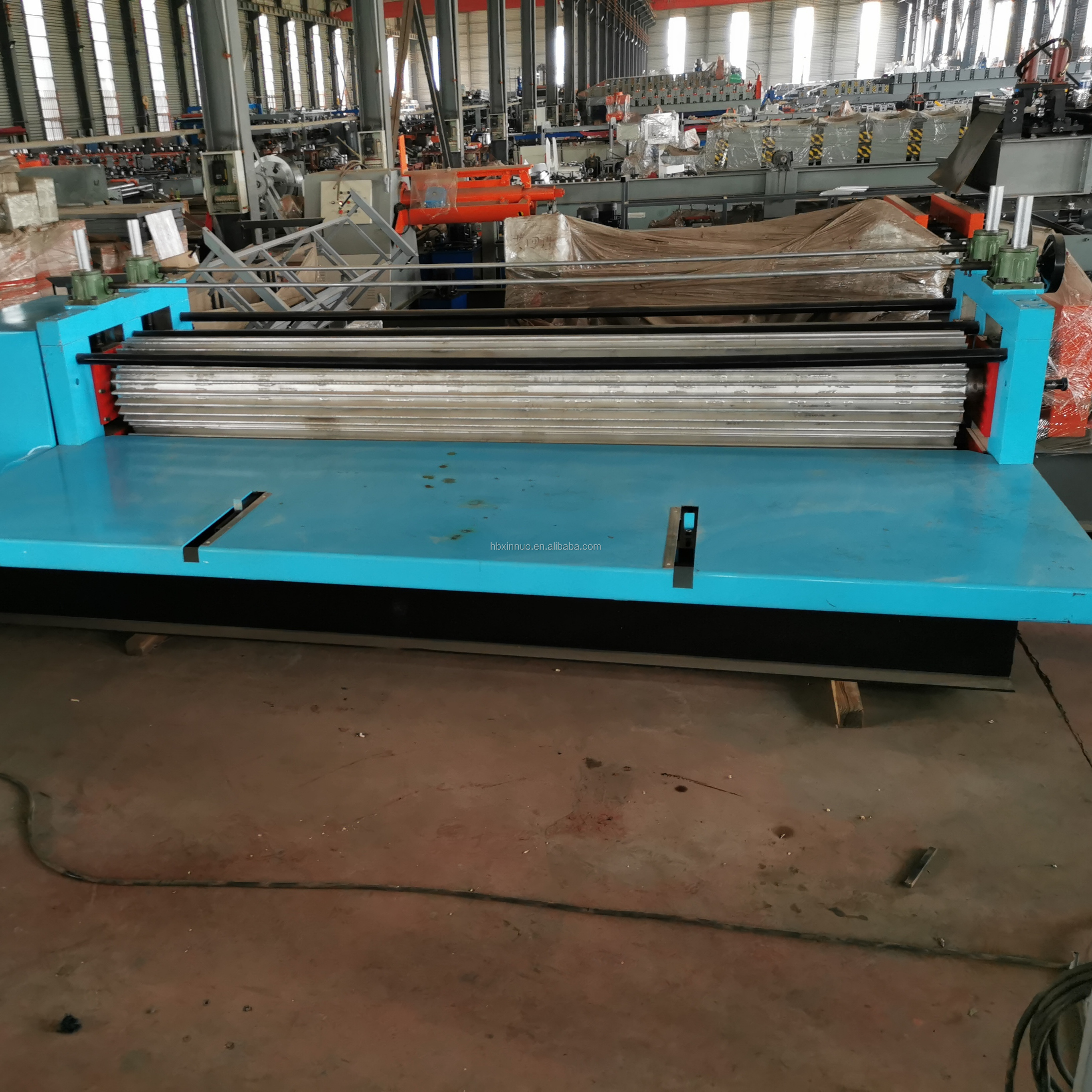 Industrial roll forming station for corrugated profiles