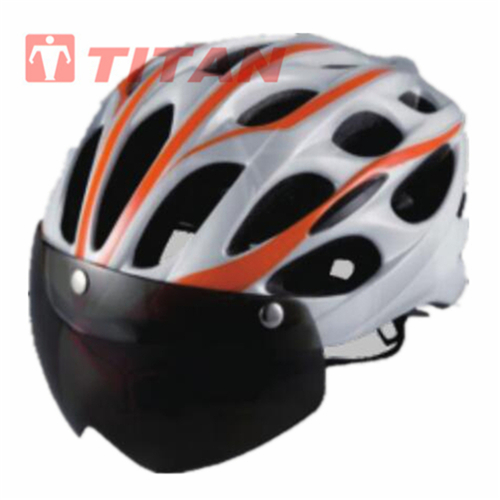 Bicycle helmet with detachable visor