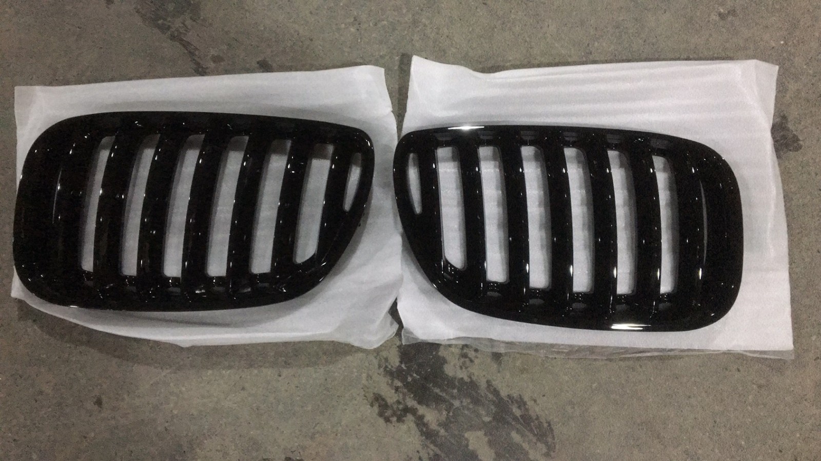 Gloss Black Front Grille Set for BMW X5 E53 (2005-2006)