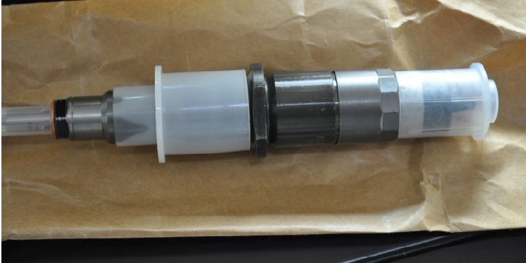 Bosch Original injector 6754 11 3011 used for KOMATSU PC200-8 - Image 4