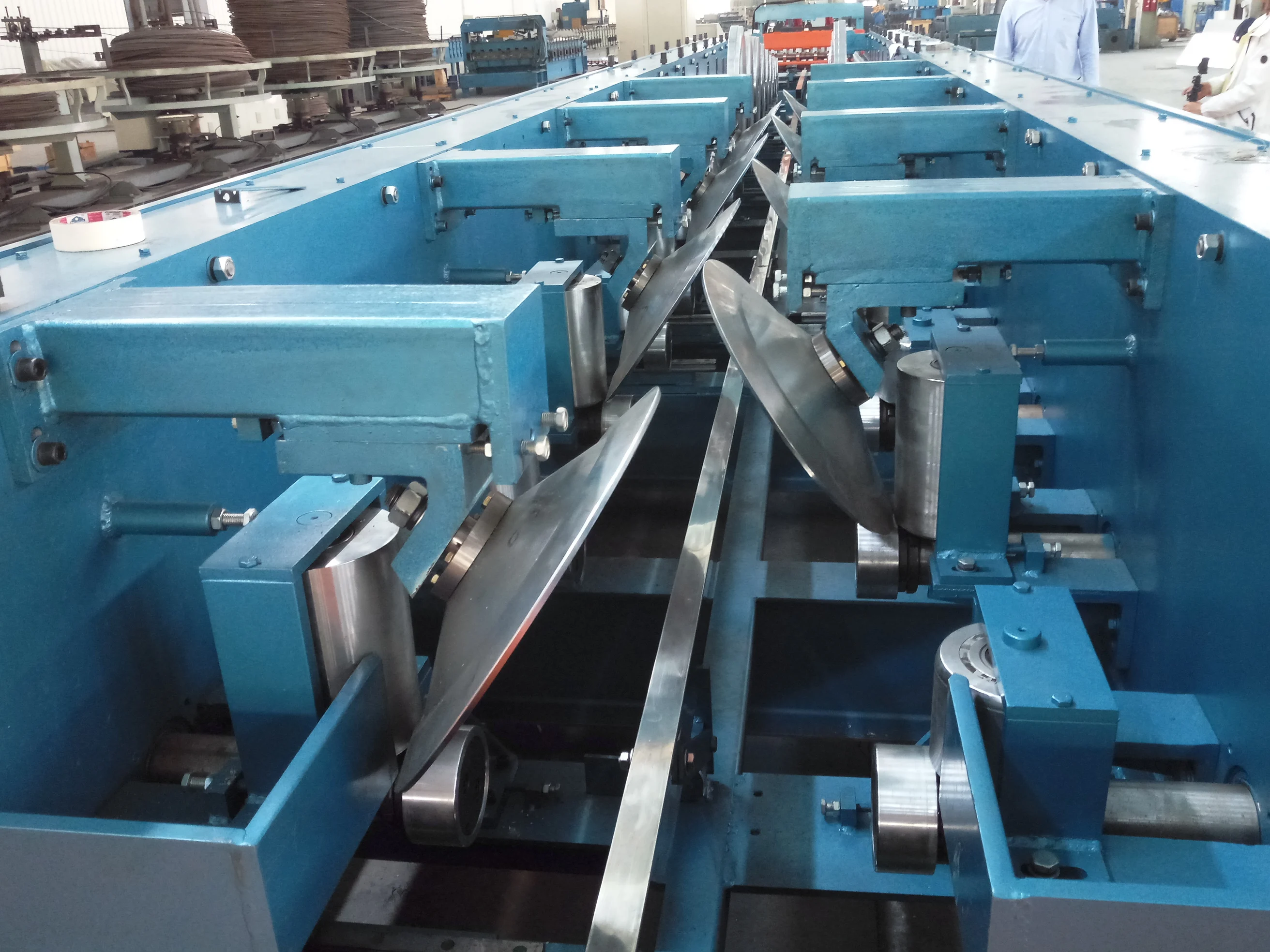 Steel strip feeding and cutting unit
