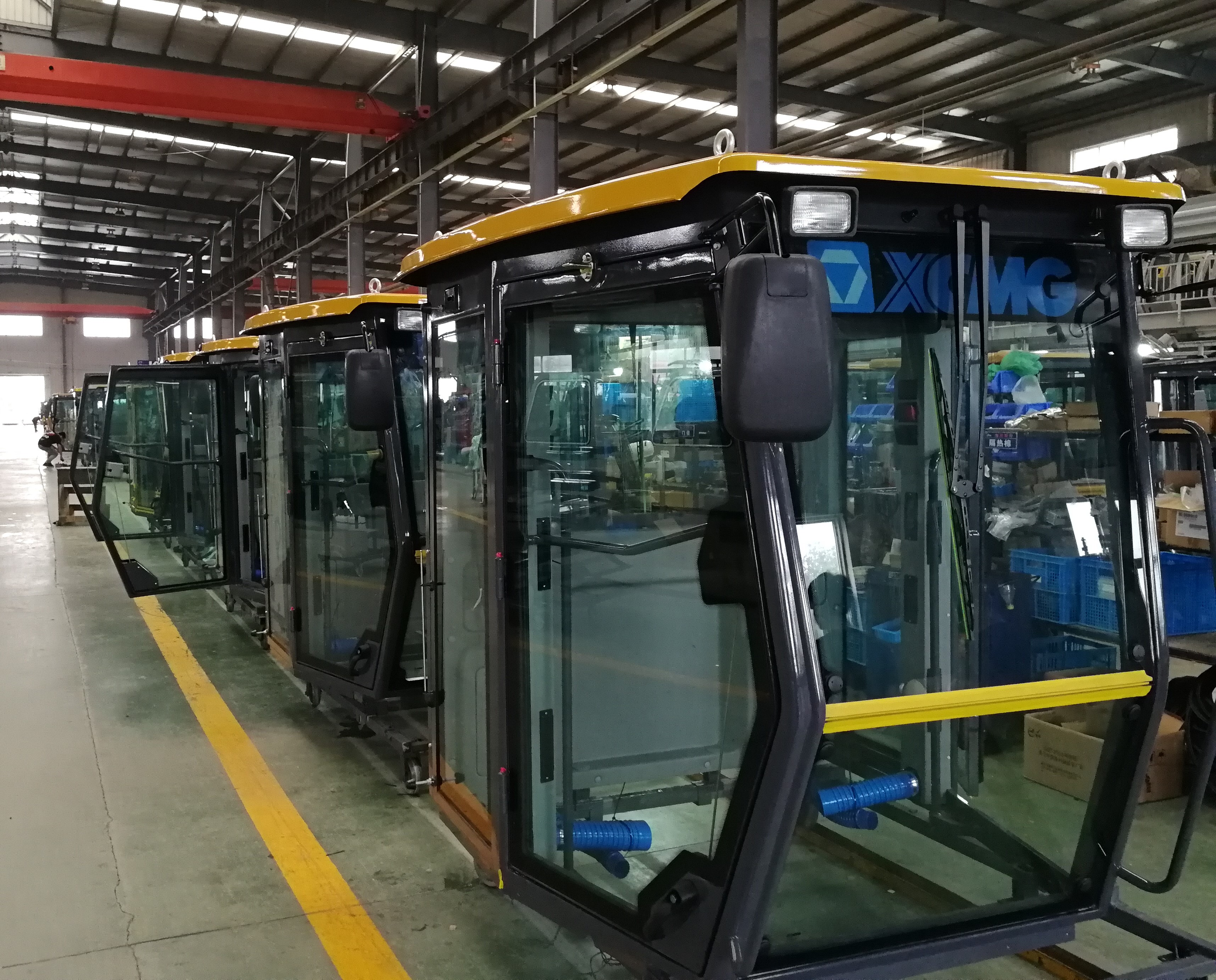 Reinforced excavator cabin with safety glass