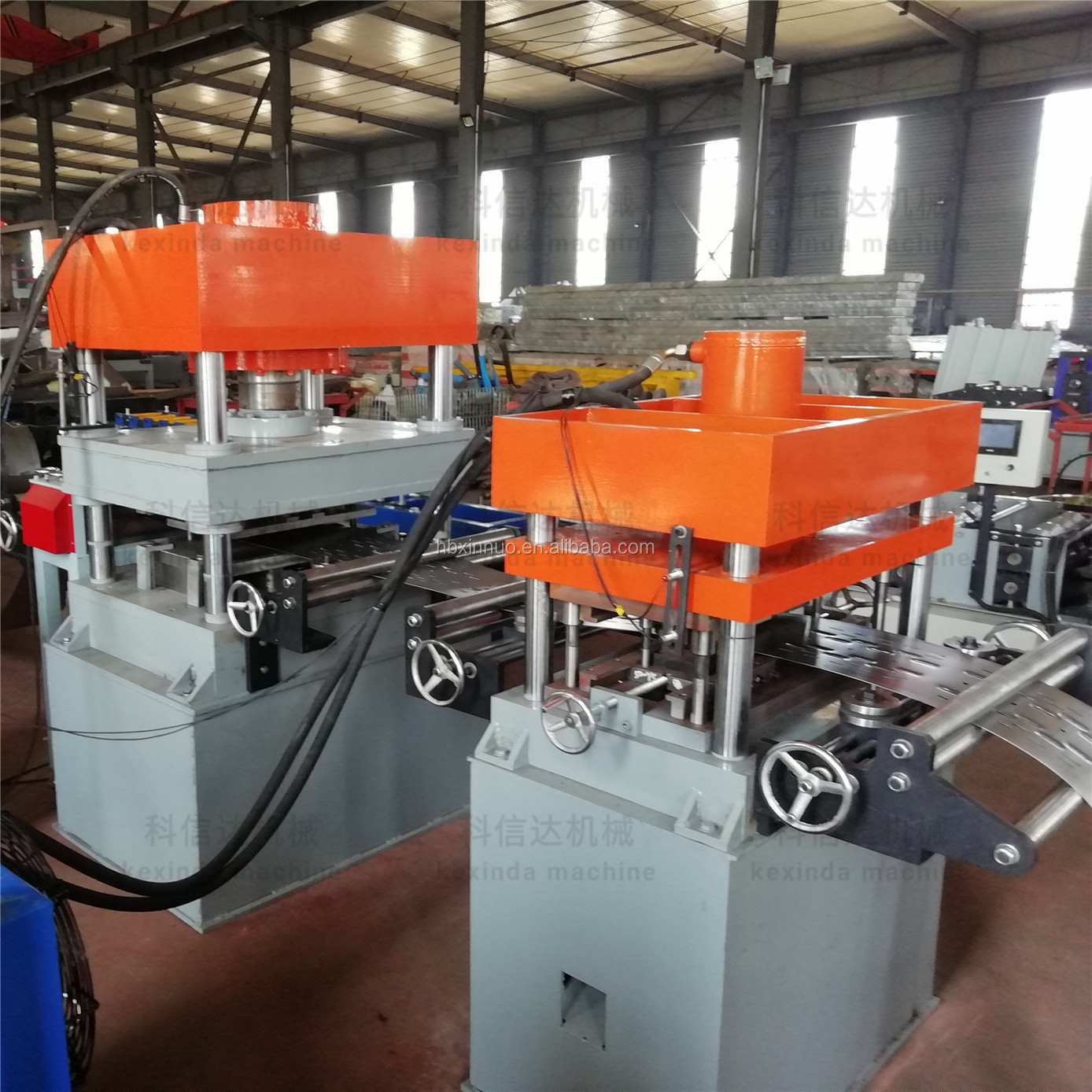Hydraulic pressing and cutting mechanism