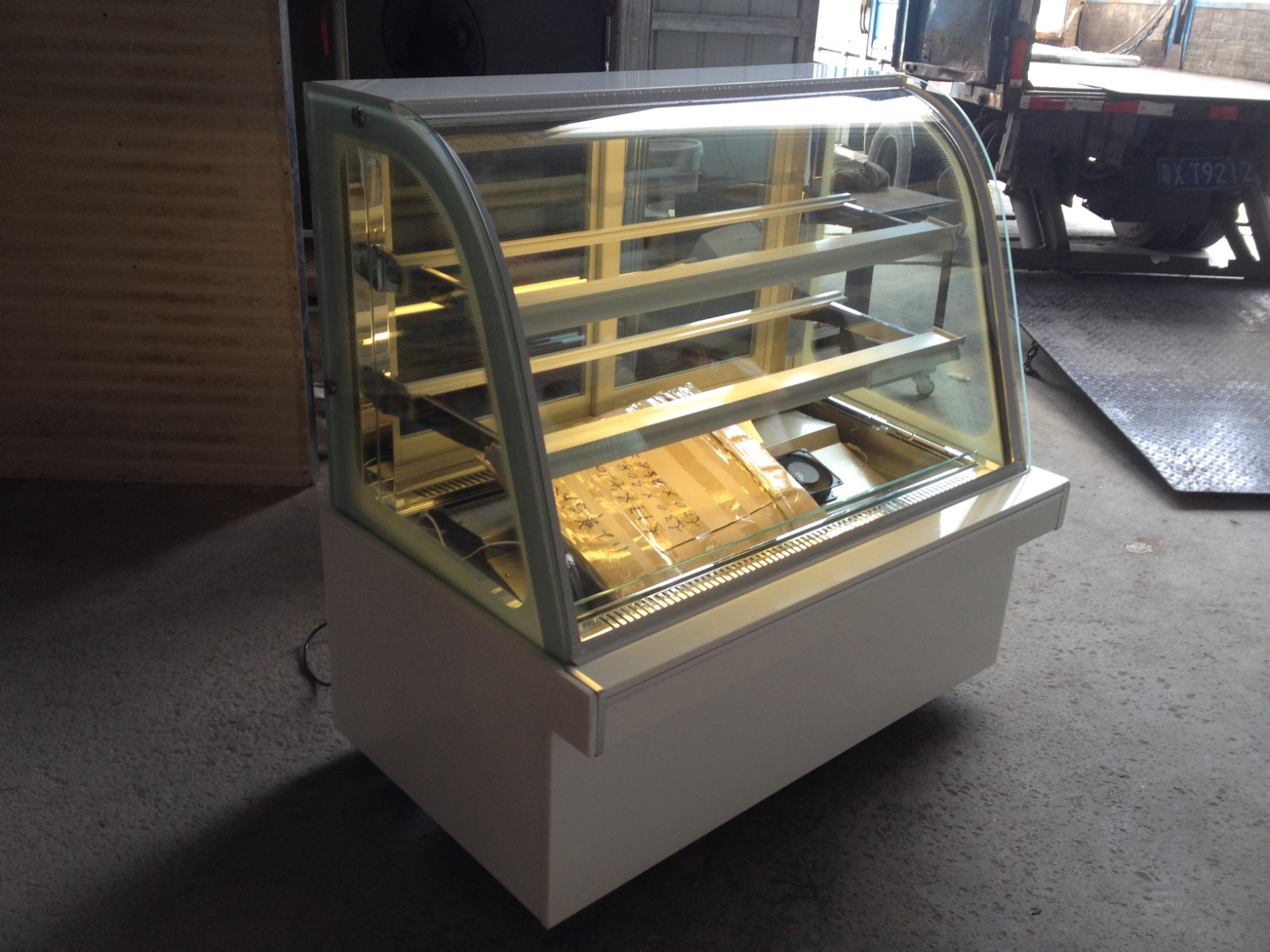 Refrigerated Cake Display Case