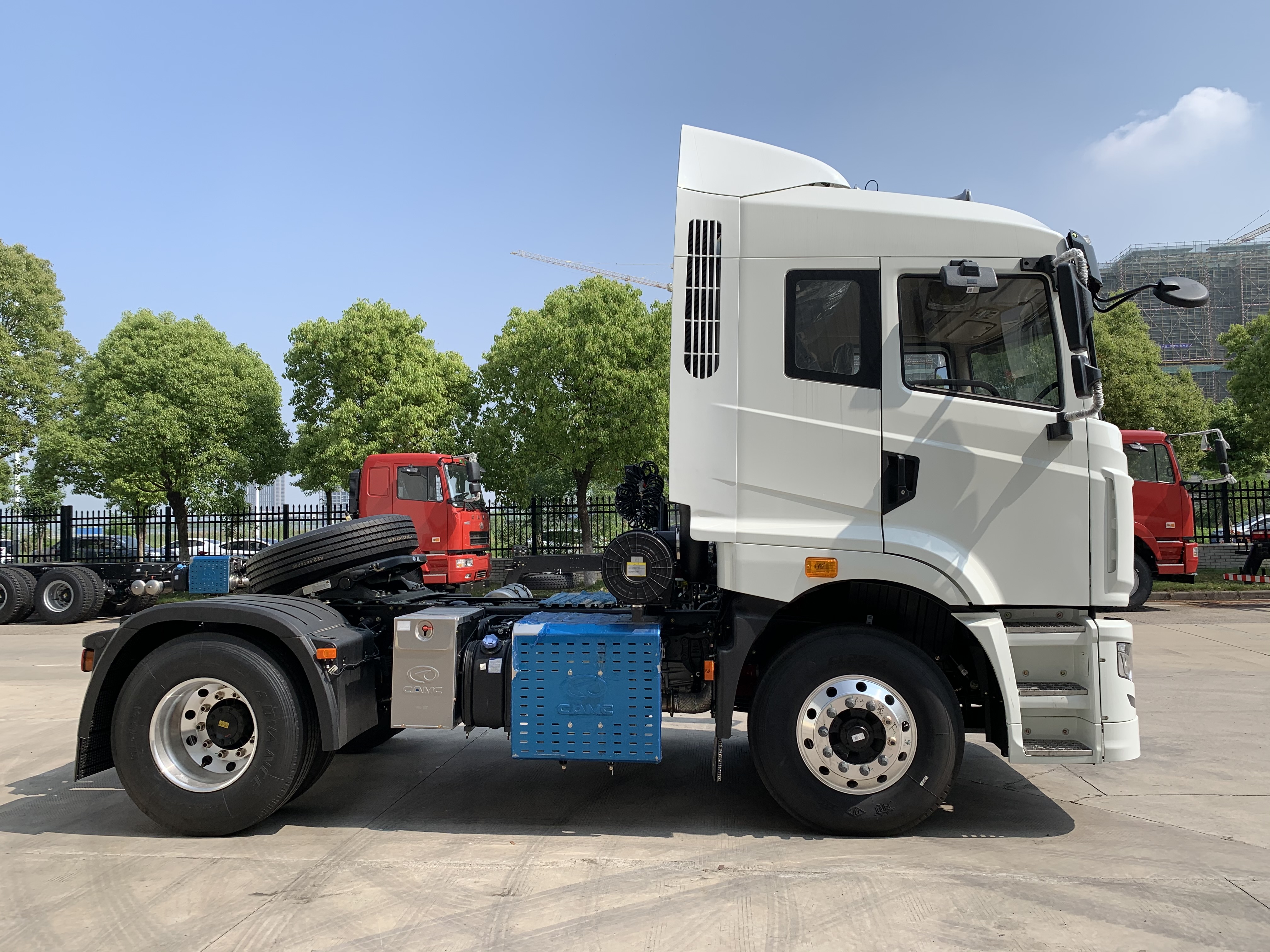 CAMC 4x2 H7 tractor/prime mover - Image 2