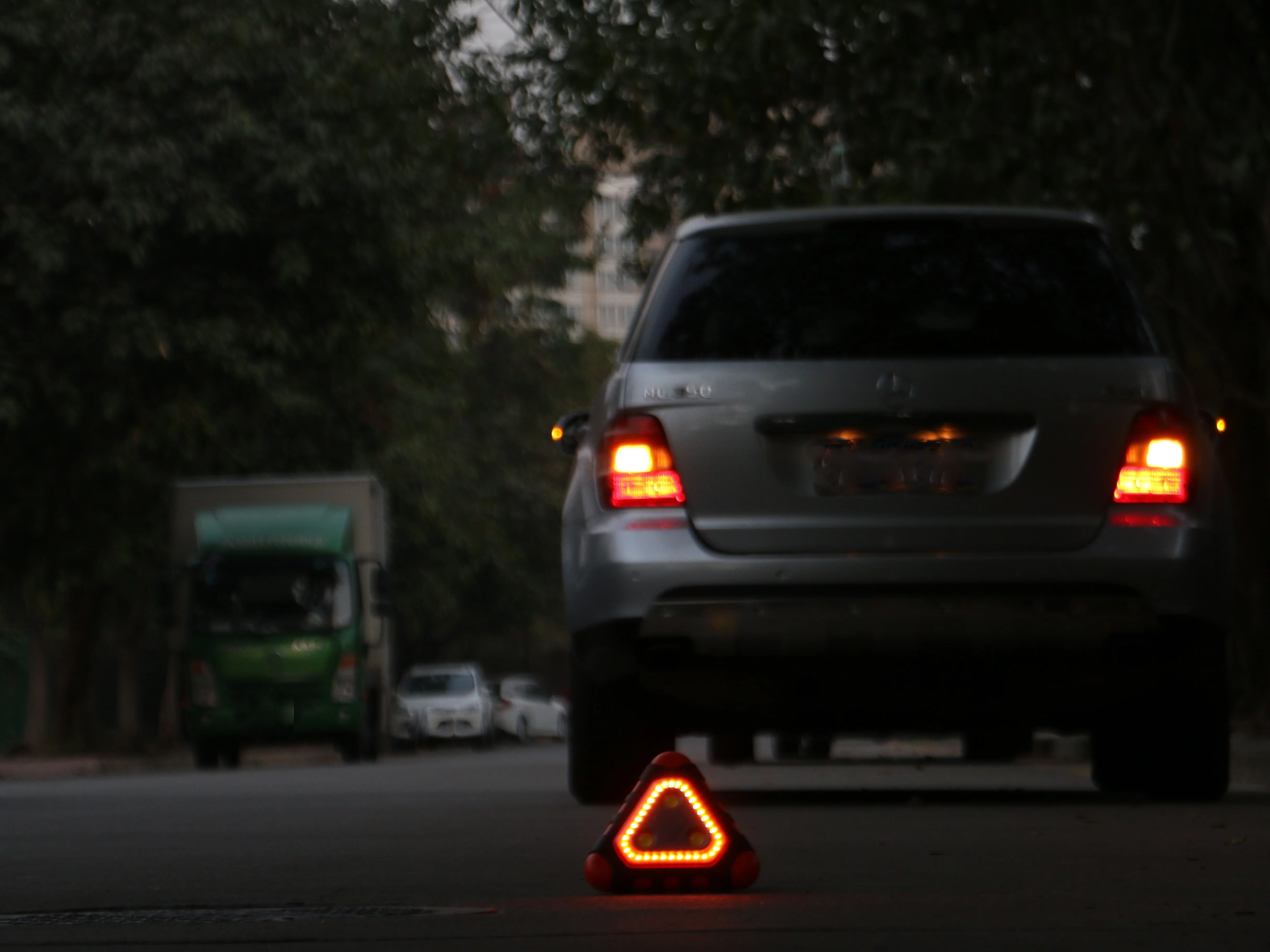 Rechargeable emergency warning triangle
