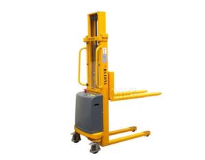 Semi-electric stacker with robust mast and adjustable forks