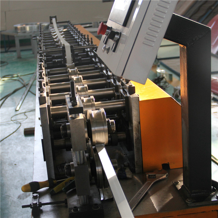 Detail of forming rollers and control panel