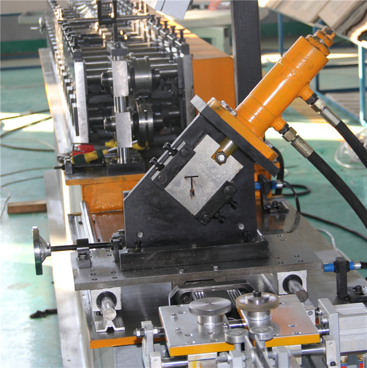 Hydraulic cutting and punching mechanism