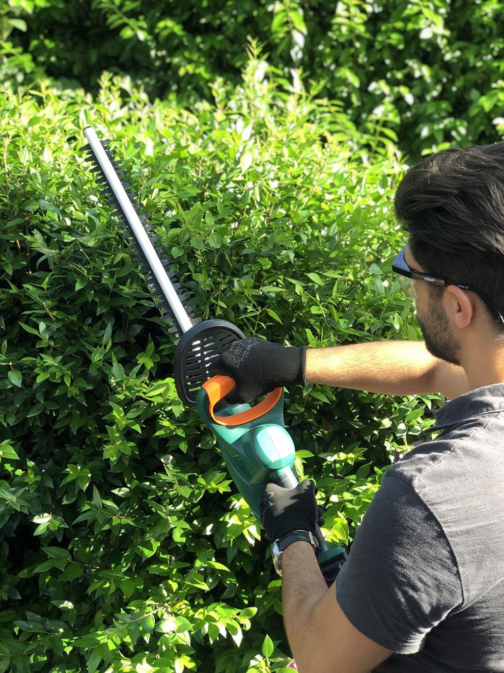 Cordless hedge trimmer for residential use