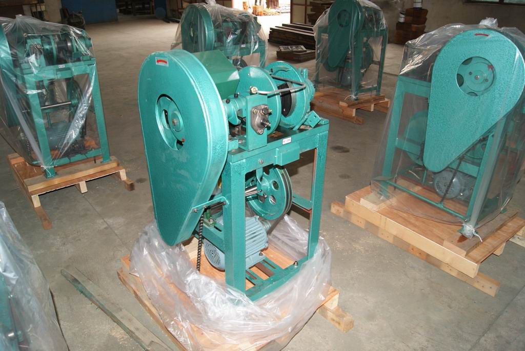 Semi-automatic shoelace tipping machine with integrated work table