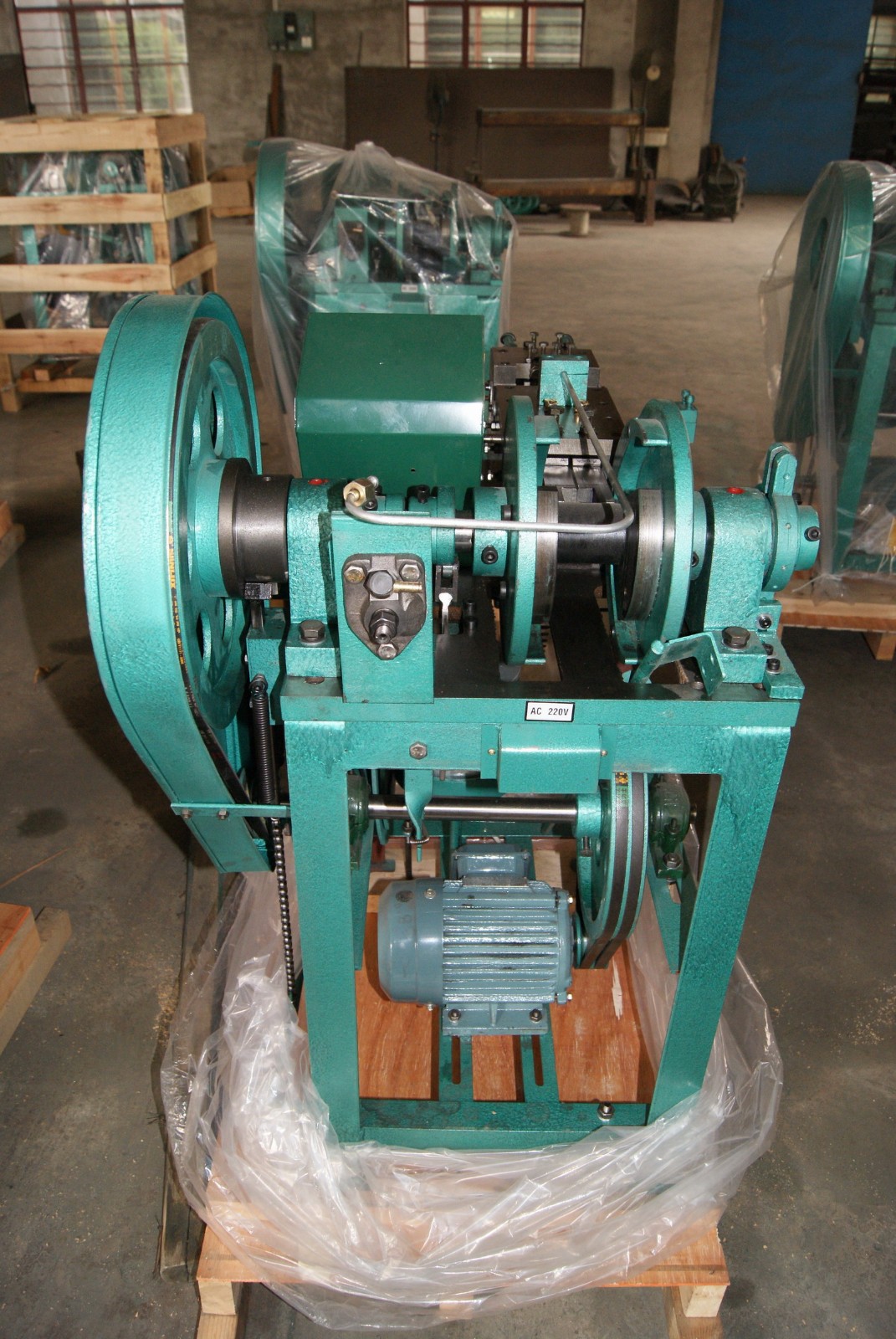Side view of the shoelace tipping machine showing the internal roller system