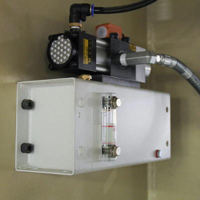 Hydraulic reservoir and pneumatic system components