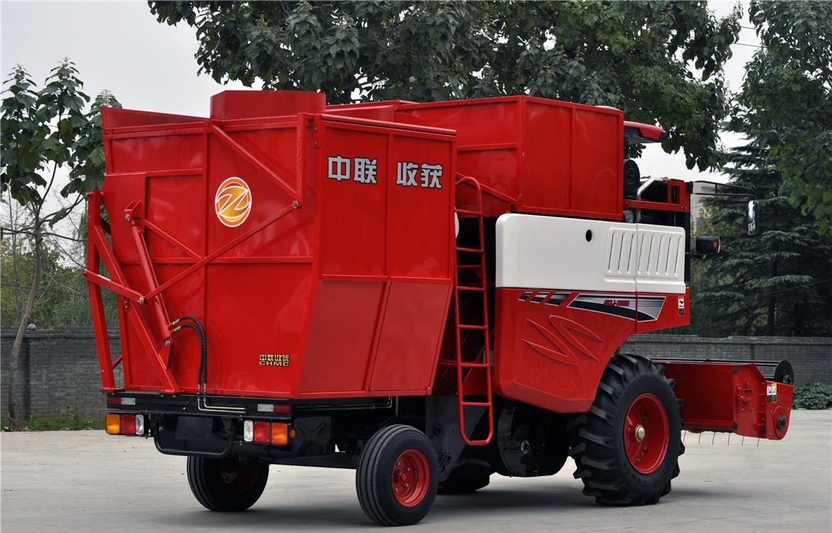 Full view of the self-propelled peanut combine harvester