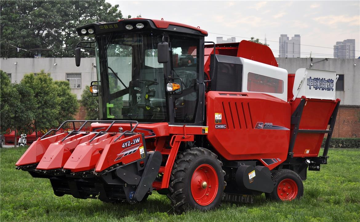 Side view of the self-propelled corn harvester showing the cabin and harvesting head