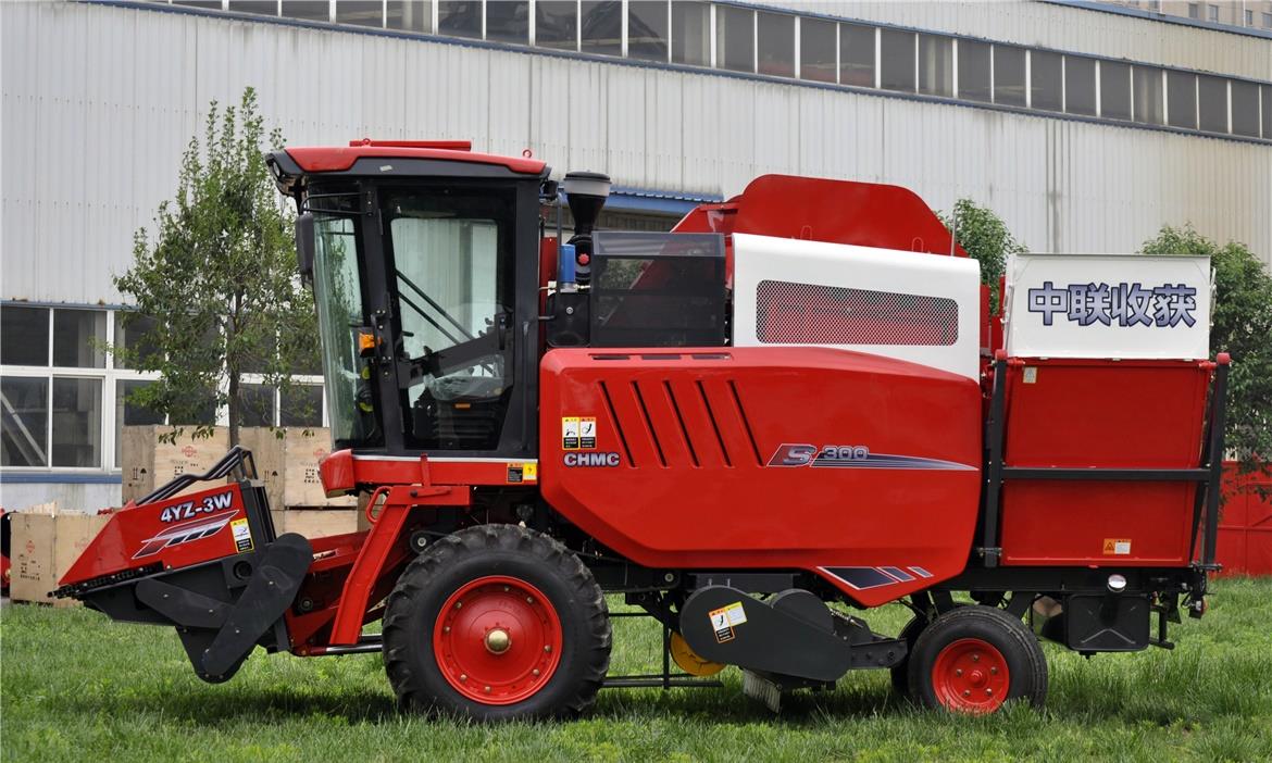 Front angle of the corn harvester in a field