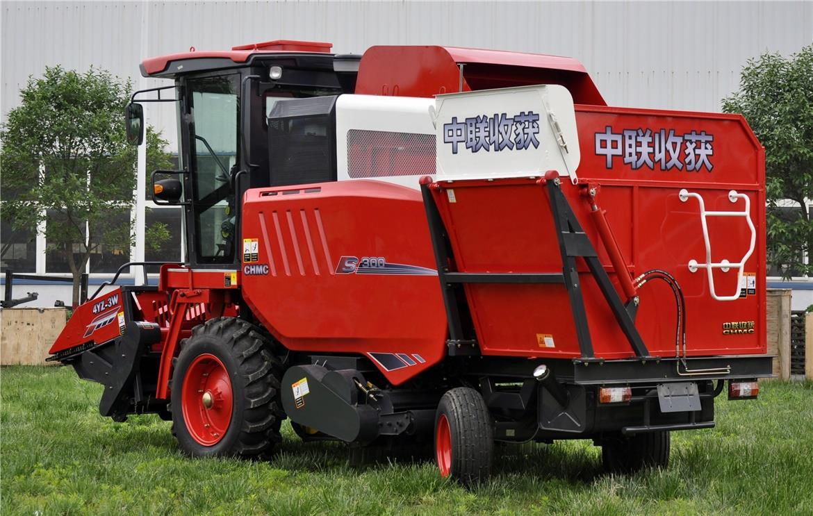 Operational view of the corn harvester threshing system