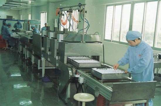 Automated Industrial Cleaning Machine with Conveyor System