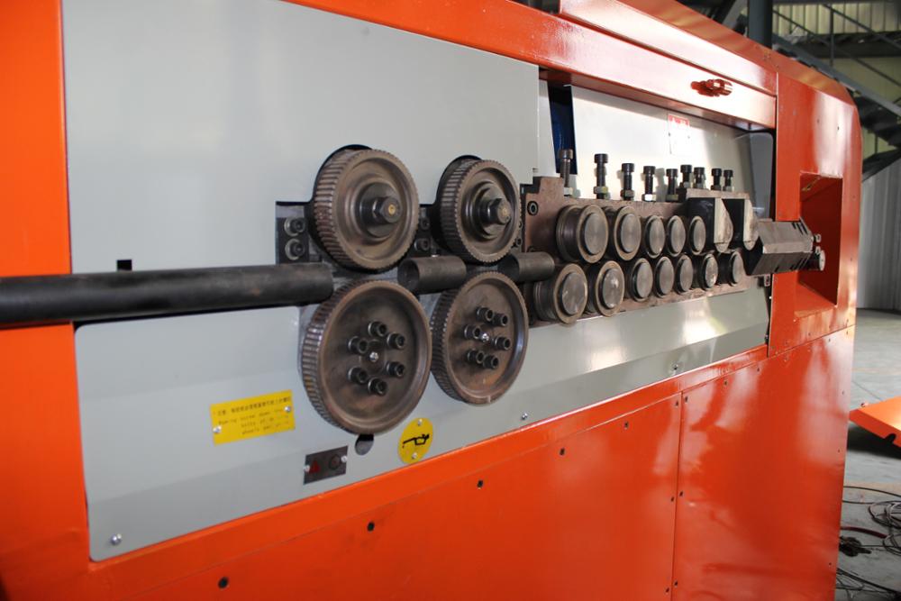 Internal rollers and gears of the bending machine