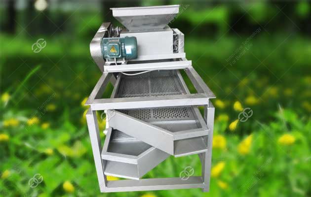 Multi-stage screening system of the shelling machine