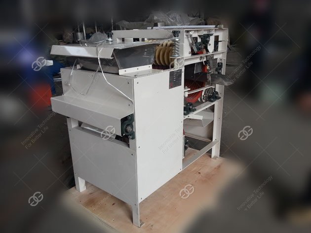 Detailed view of peeling machine rollers