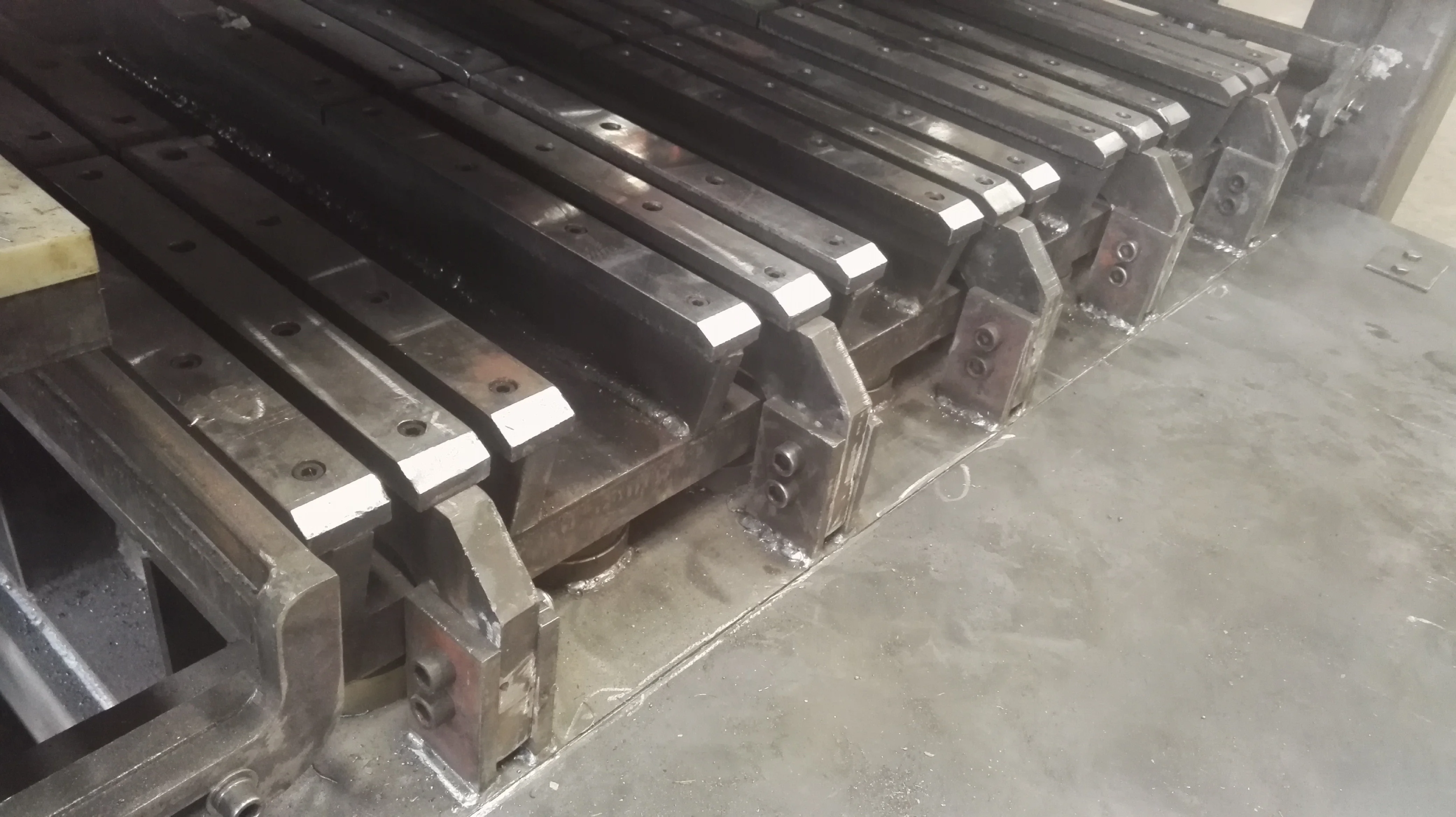 High-precision mold assembly for concrete block manufacturing