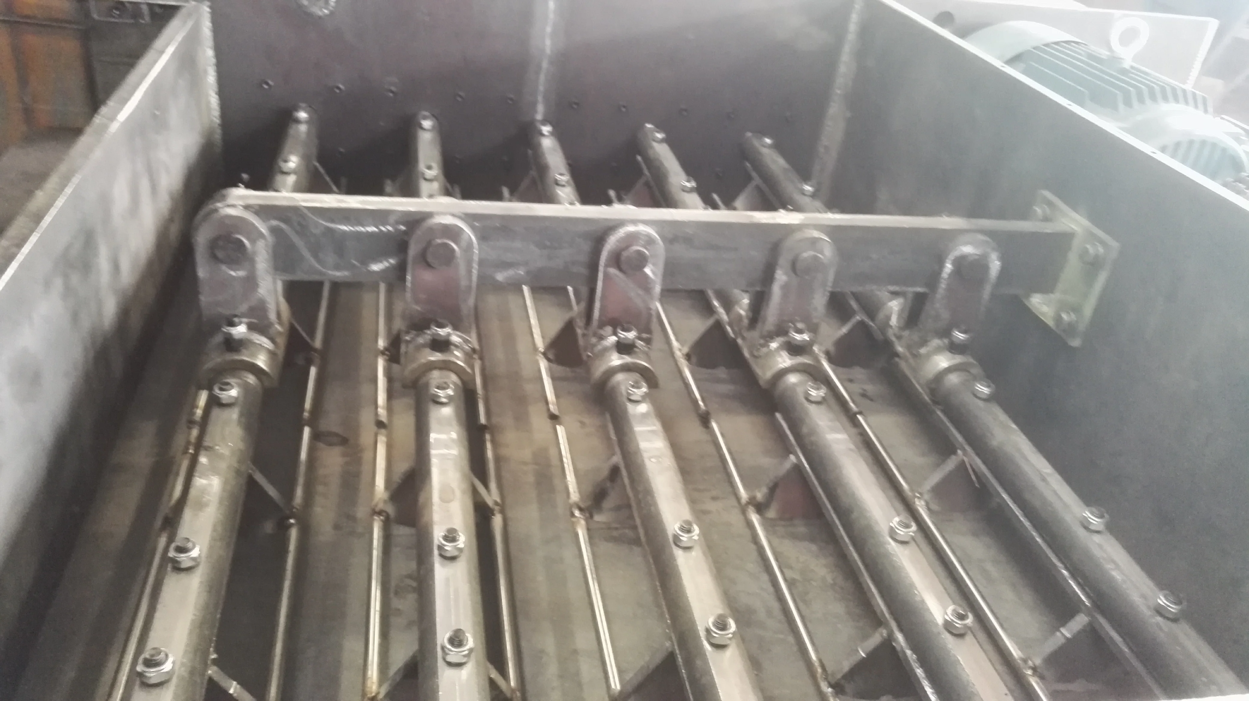 Mechanical linkage and mold system of the block machine