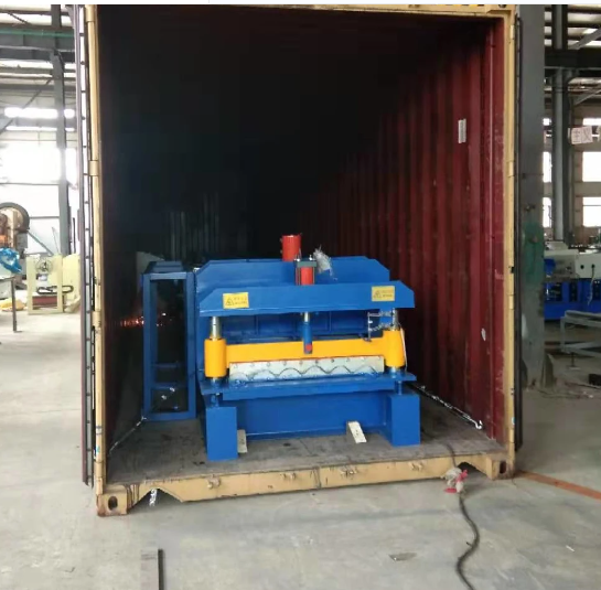 Machine frame and hydraulic system detail