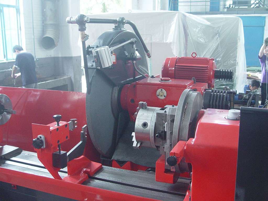 Crankshaft Grinding Machine MQ8260*1800 - Image 2
