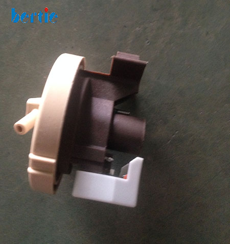 Water level pressure sensor with circular diaphragm