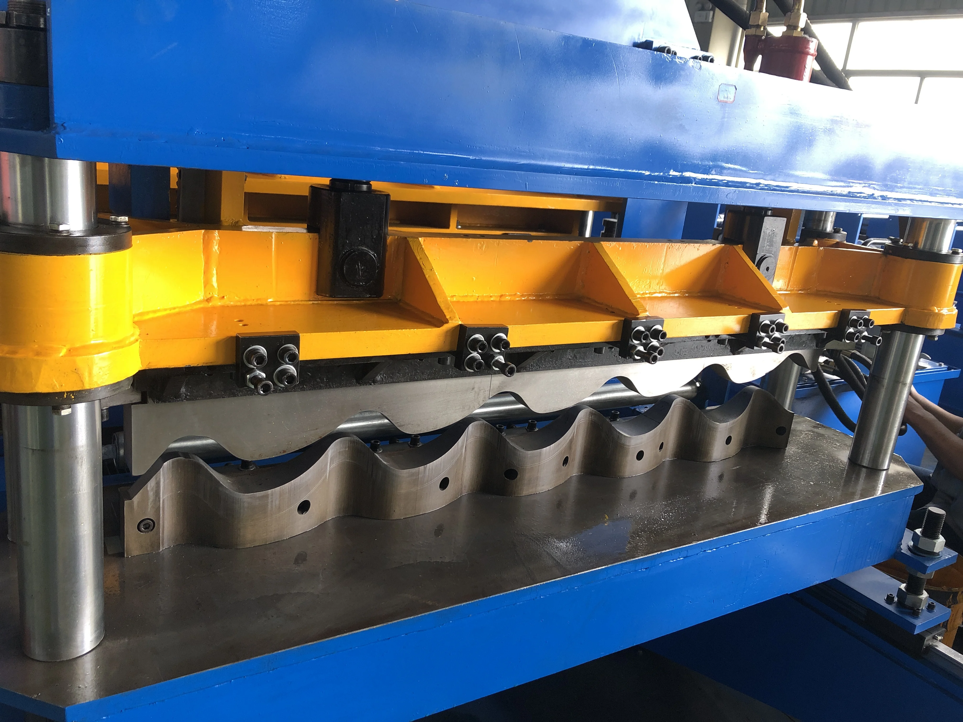 Heavy-duty metal forming rollers and hydraulic cylinders