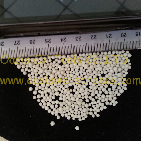 Ceramic balls for pre-packed well screen