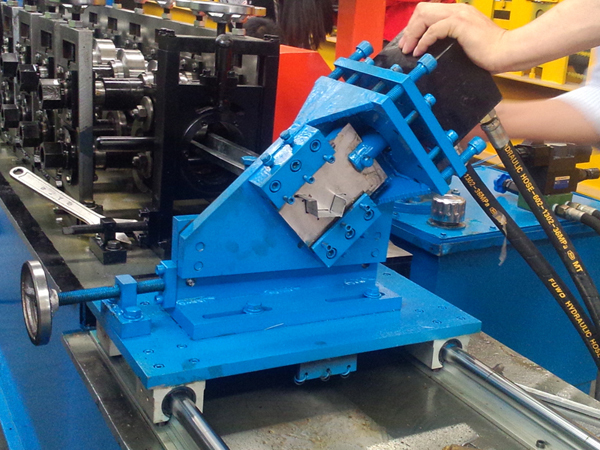 Hydraulic components and adjustments on the machine