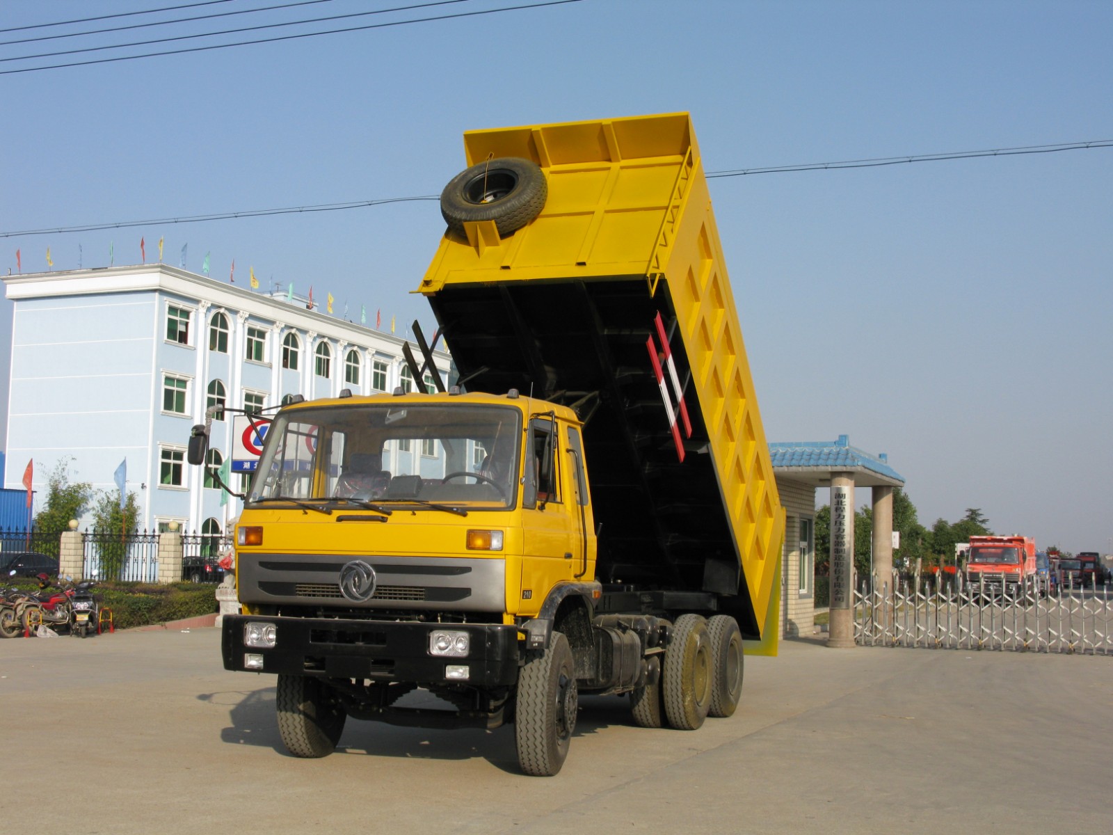 DUMP TRUCK - Image 2