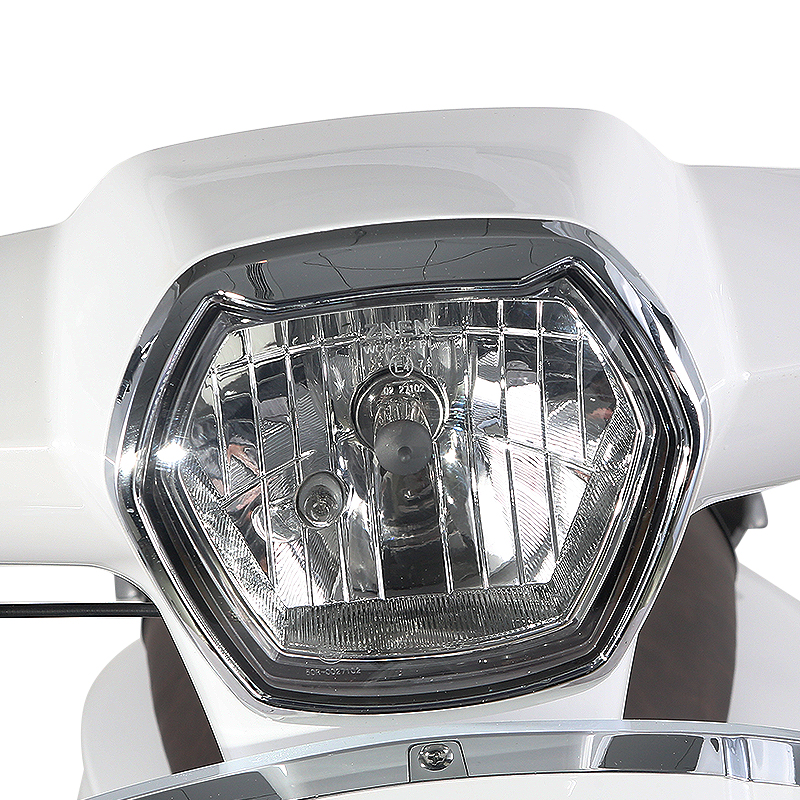 Front headlight assembly with integrated turn signals