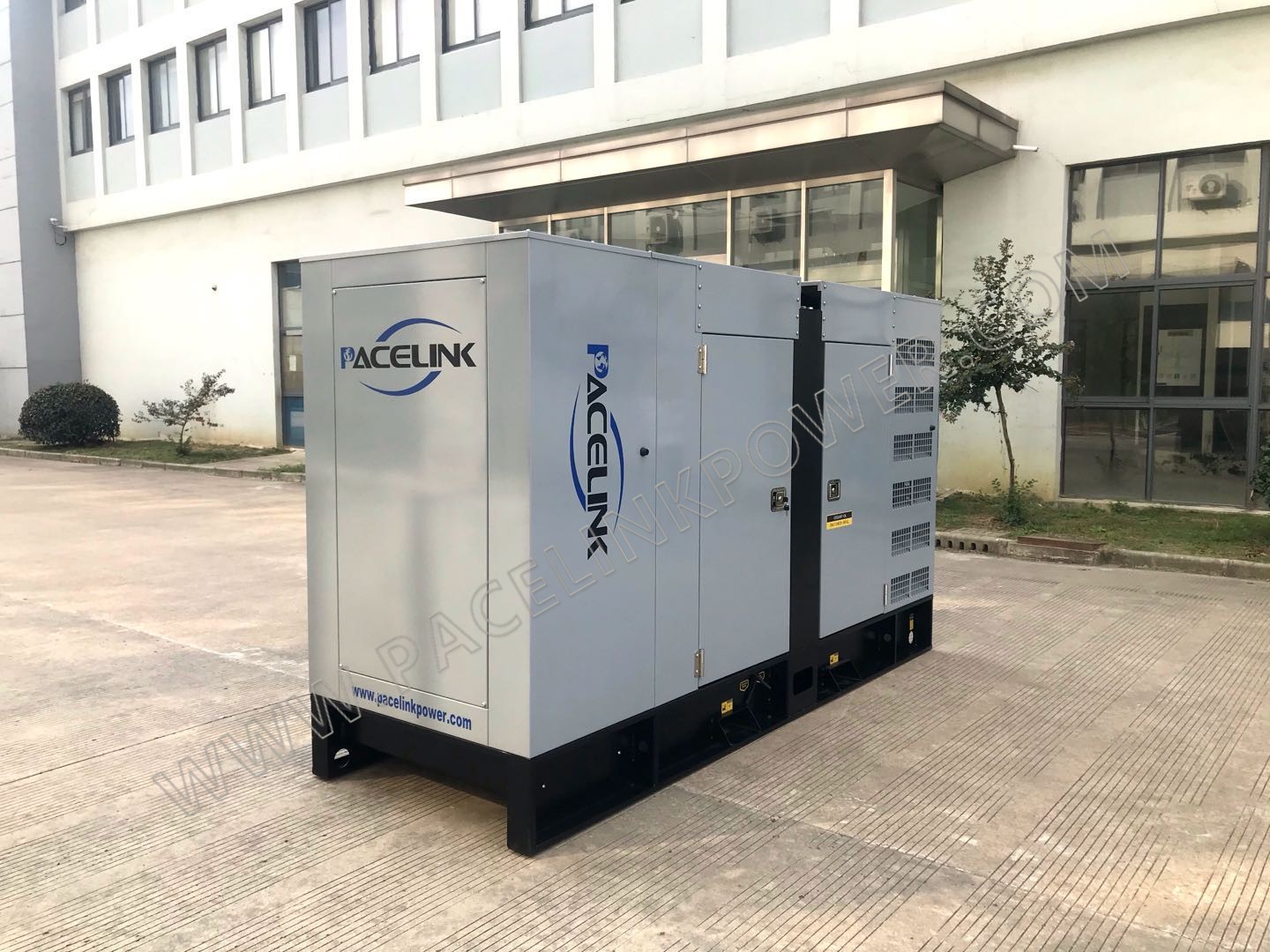 Economic Soundproof/ Weatherproof Diesel Genset Powered with Cummins Engine with Ce/ISO - Image 3