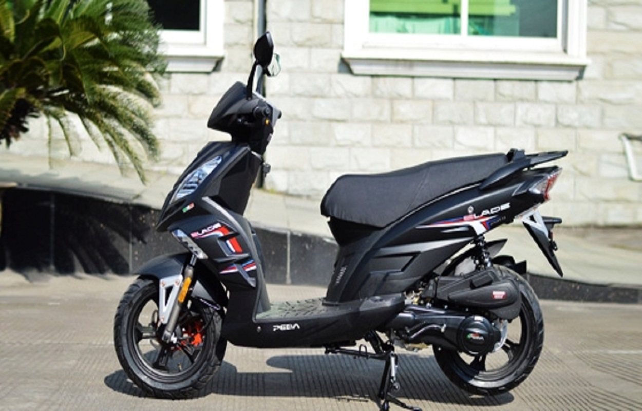 Front view of the Blade 50/125 scooter showcasing lighting and styling