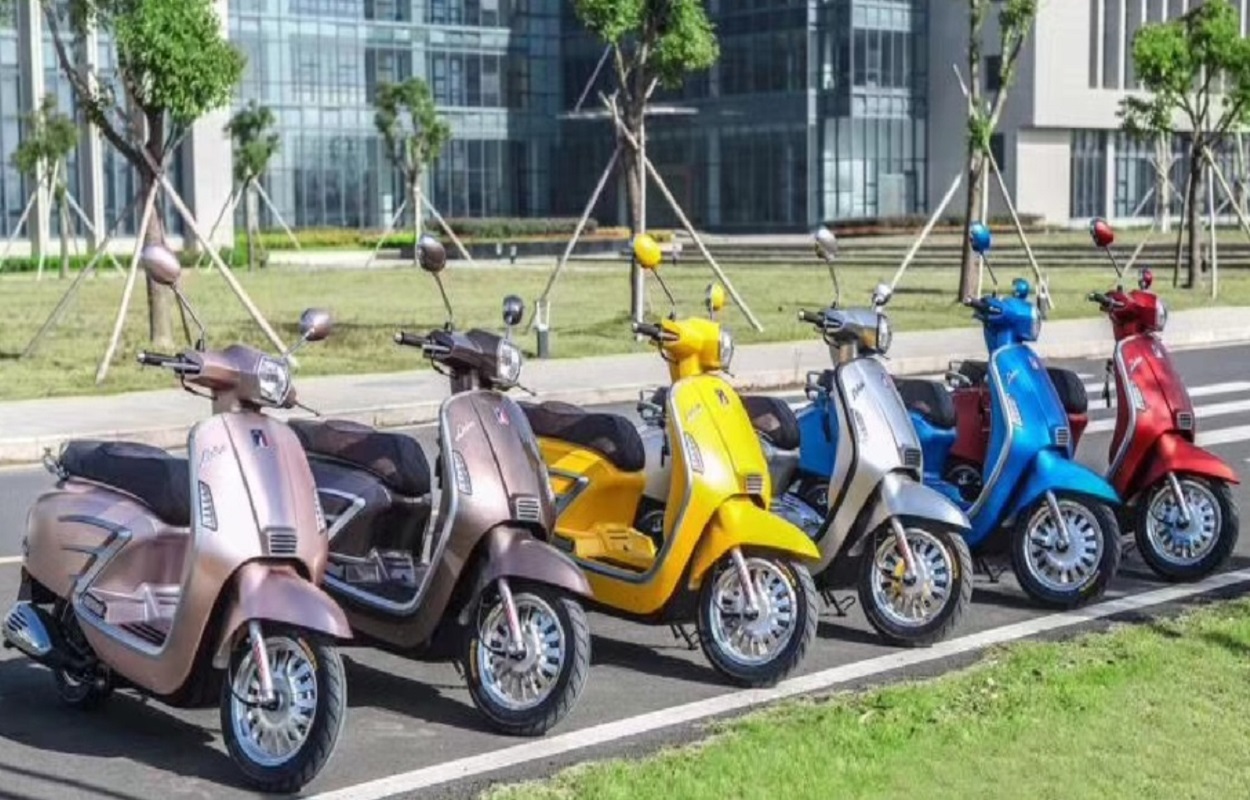 Front view of the Verona scooter in an urban setting